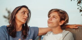 Jak rozmawiać z nastolatkiem o zdrowiu intymnym, aby nie zbudować muru wstydu Matka rozmawia z nastoletnim synem na zewnątrz, bliska więź rodzinna