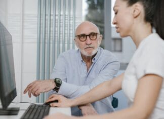Nietrzymanie moczu u mężczyzn i kobiet: krępujący problem, który można skutecznie leczyć bez operacji Starszy mężczyzna rozmawia z lekarzem w gabinecie o problemach zdrowotnych