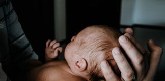 Dziecko zawsze odwraca głowę w tę samą stronę. Kiedy warto zareagować