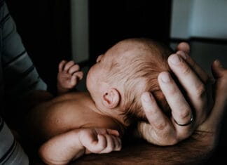 Dziecko zawsze odwraca głowę w tę samą stronę. Kiedy warto zareagować Dziecko zawsze odwraca głowę w tę samą stronę. Kiedy warto zareagować