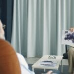 Psychoterapeuta i pacjent podczas sesji omawiają wyniki testu plam atramentowych