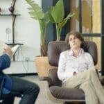Psychoterapeuta i pacjent podczas sesji w nowoczesnym gabinecie