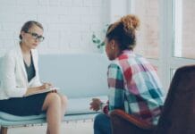 Czy psychoterapia pomaga w leczeniu chorób urologicznych i ginekologicznych? Co mówią badania naukowe Terapeuta uważnie słucha podczas prywatnej sesji psychoterapii