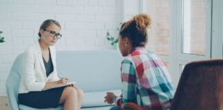 Czy psychoterapia pomaga w leczeniu chorób urologicznych i ginekologicznych? Co mówią badania naukowe Terapeuta uważnie słucha podczas prywatnej sesji psychoterapii