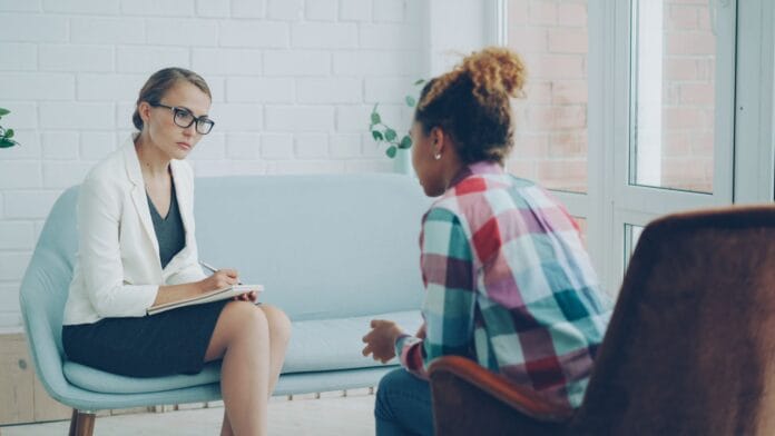 Terapeuta uważnie słucha podczas prywatnej sesji psychoterapii Terapeuta uważnie słucha podczas prywatnej sesji psychoterapii