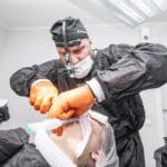 Chirurg wykonujący zabieg na pacjencie na sali operacyjnej