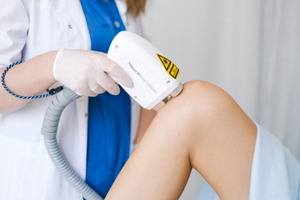 Kłykciny kończyste u mężczyzn – wymrażanie, laser czy maść na receptę?