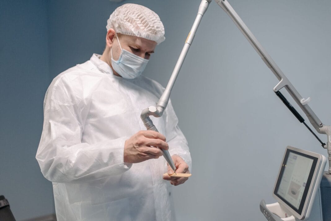 Kłykciny kończyste u mężczyzn – wymrażanie, laser czy maść na receptę? Kłykciny kończyste u mężczyzn – wymrażanie, laser czy maść na receptę?
