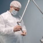 Kłykciny kończyste u mężczyzn – wymrażanie, laser czy maść na receptę?