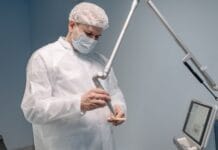 Kłykciny kończyste u mężczyzn – wymrażanie, laser czy maść na receptę? Kłykciny kończyste u mężczyzn – wymrażanie, laser czy maść na receptę?