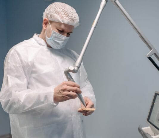 Kłykciny kończyste u mężczyzn – wymrażanie, laser czy maść na receptę?