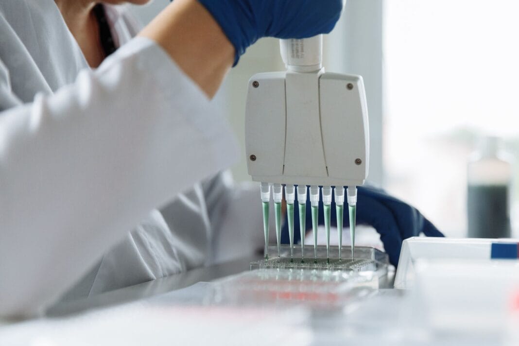 Wirus HPV u mężczyzn – objawy urologiczne, testy DNA i ryzyko powikłań Wirus HPV u mężczyzn – objawy urologiczne, testy DNA i ryzyko powikłań